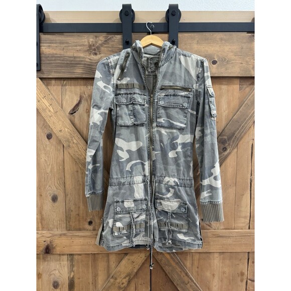 22 Twenty Two Women's Sz M Cammo Short Romper  Jumpsuit Gorpcore Packable Hood - Picture 1 of 5